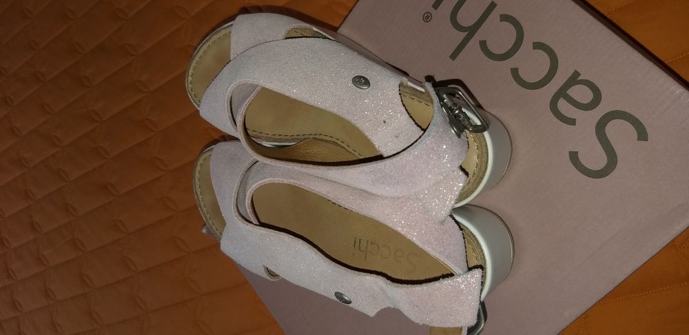 Sandálias rosa em pele da marca Sashi