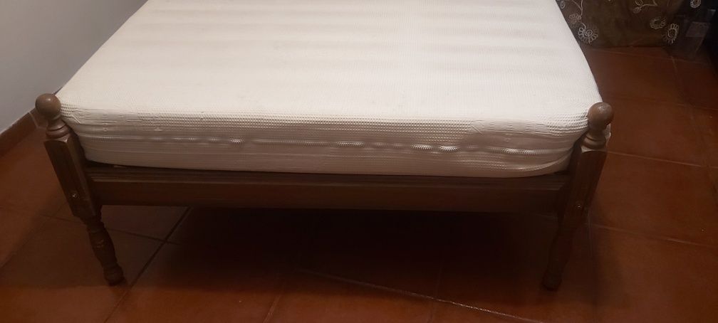 Cama casal com colchao elétrico em bom estado