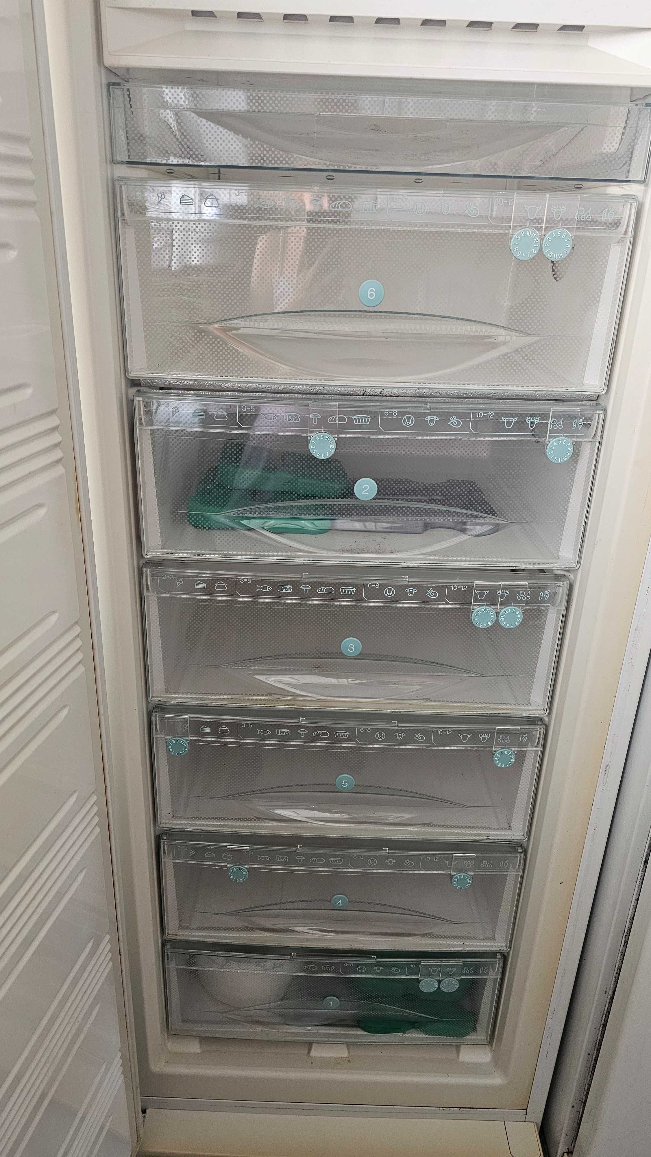 URGENTE Vendo Arca Congeladora Vertical Míele para reparar