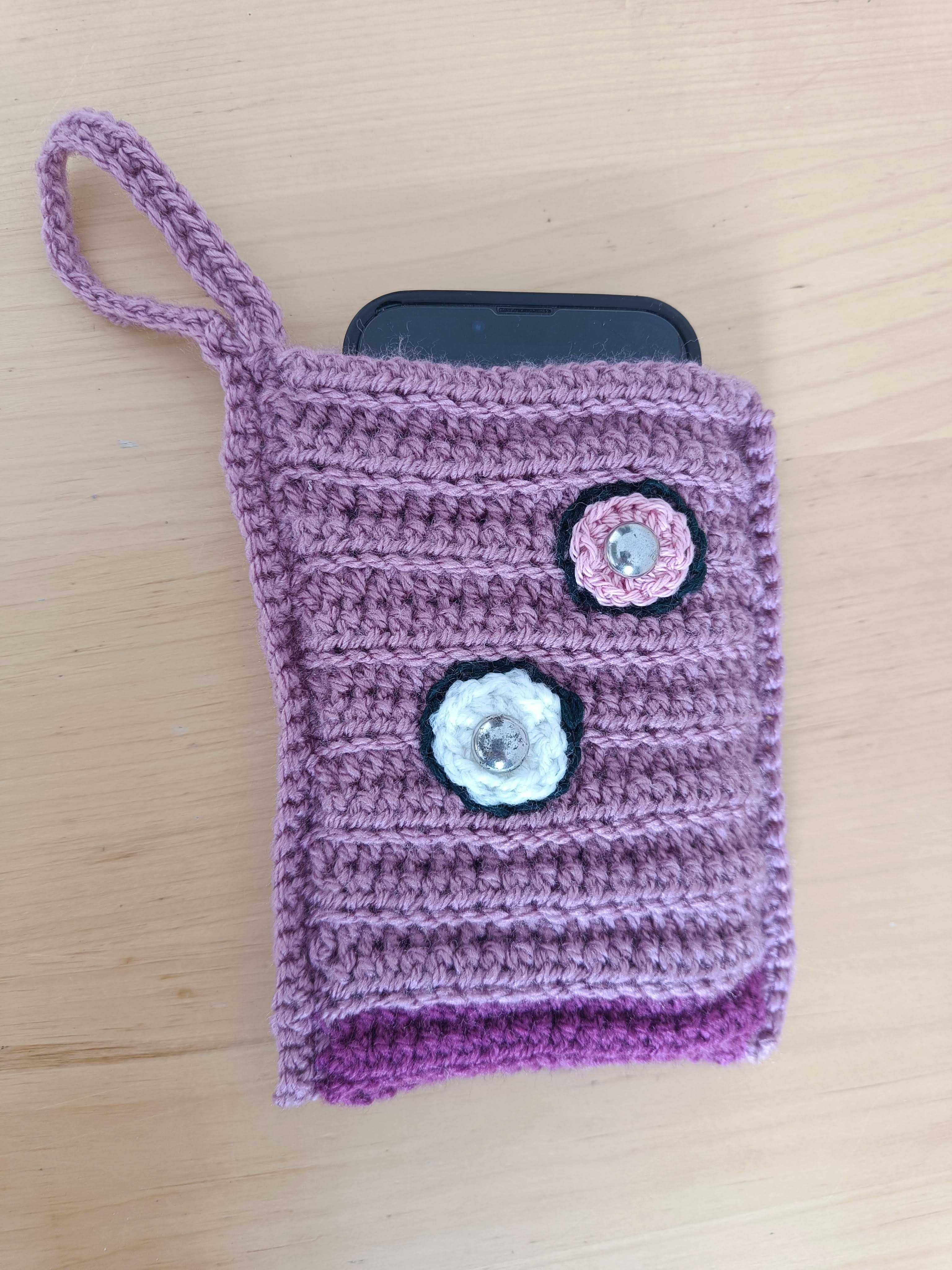 Fioletowe Etui na telefon – ręcznie robione na szydełku