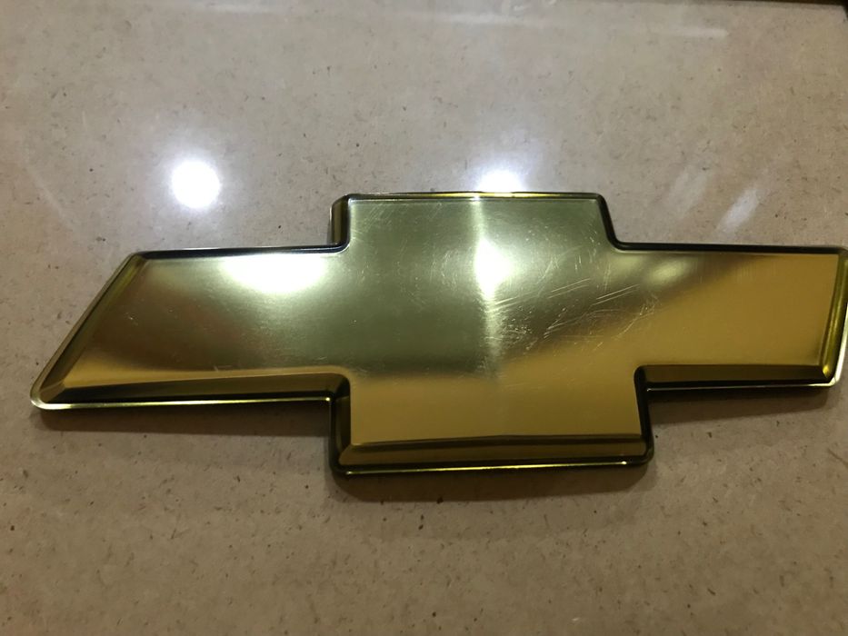 Емблема "Chevrolet" (хрест), на решітку радіатора.