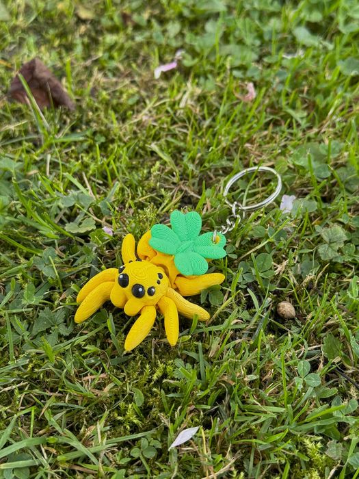 Skakun z koniczynką 3D przegubowy pajączek  – mini figurka i brelok!