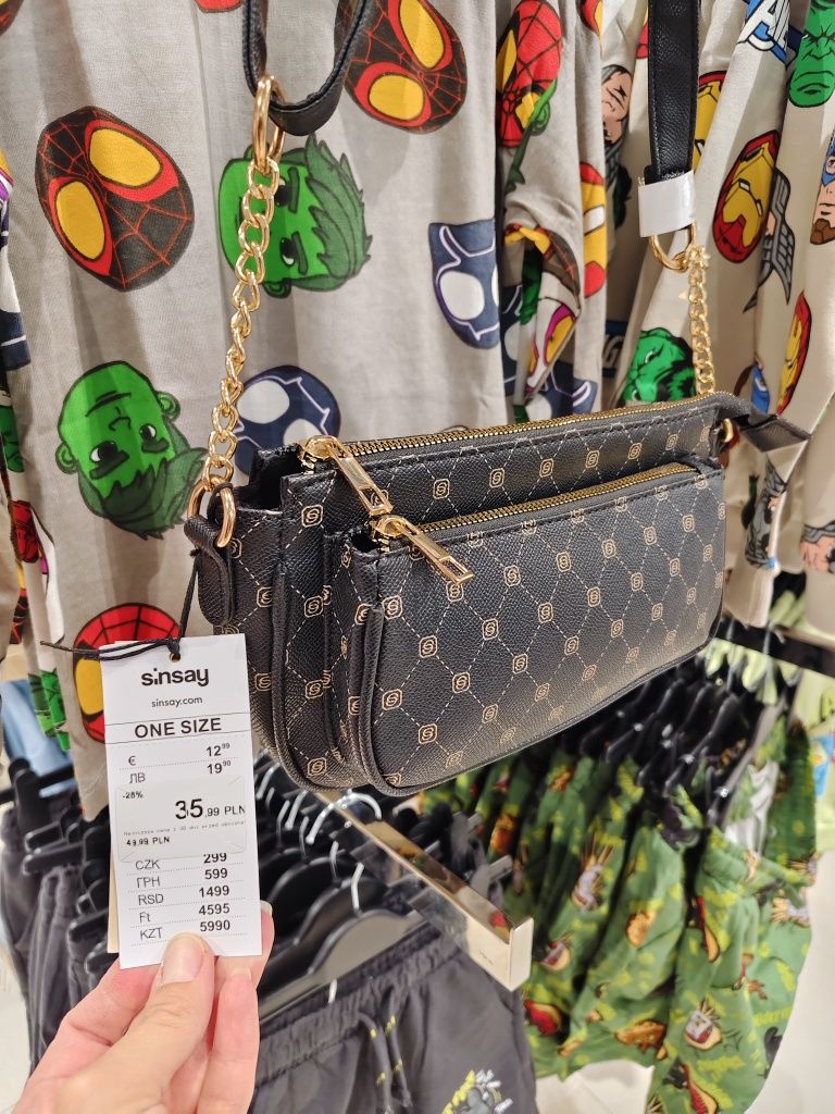Nowa mała czarna torebka crossbody Sinsay z monogramem