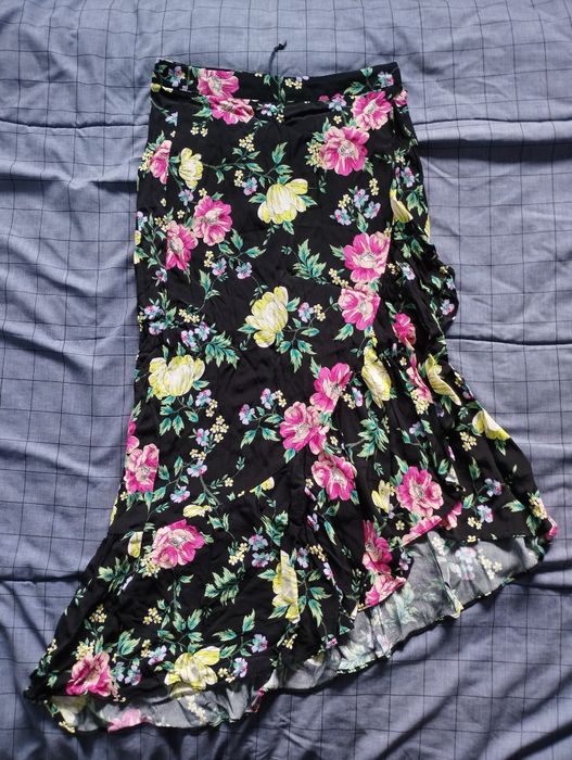 Saia da Bershka com flores, folhos e abertura na perna