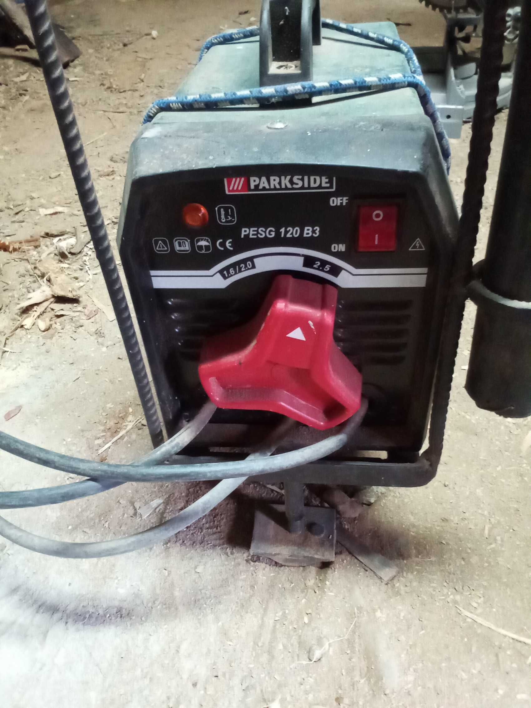 Aparelho de soldar com carrinho.