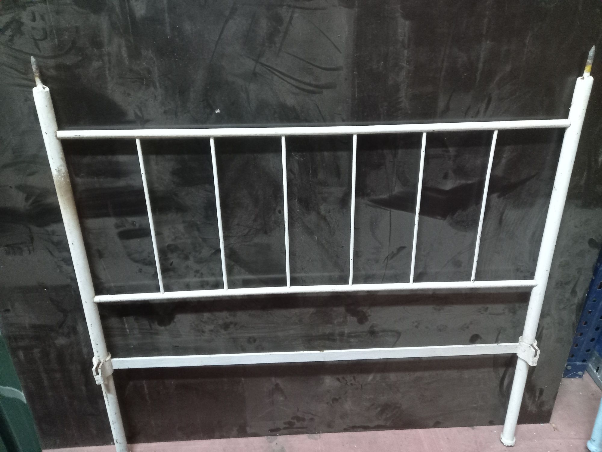 Cama de FERRO muito antiga com 2 cabeceiras e com os ferros do estrado