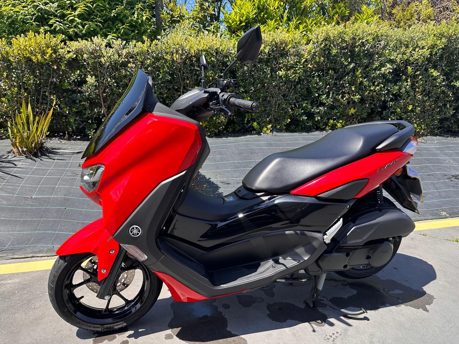 Nmax 125, com um ano de garantia de fábrica.