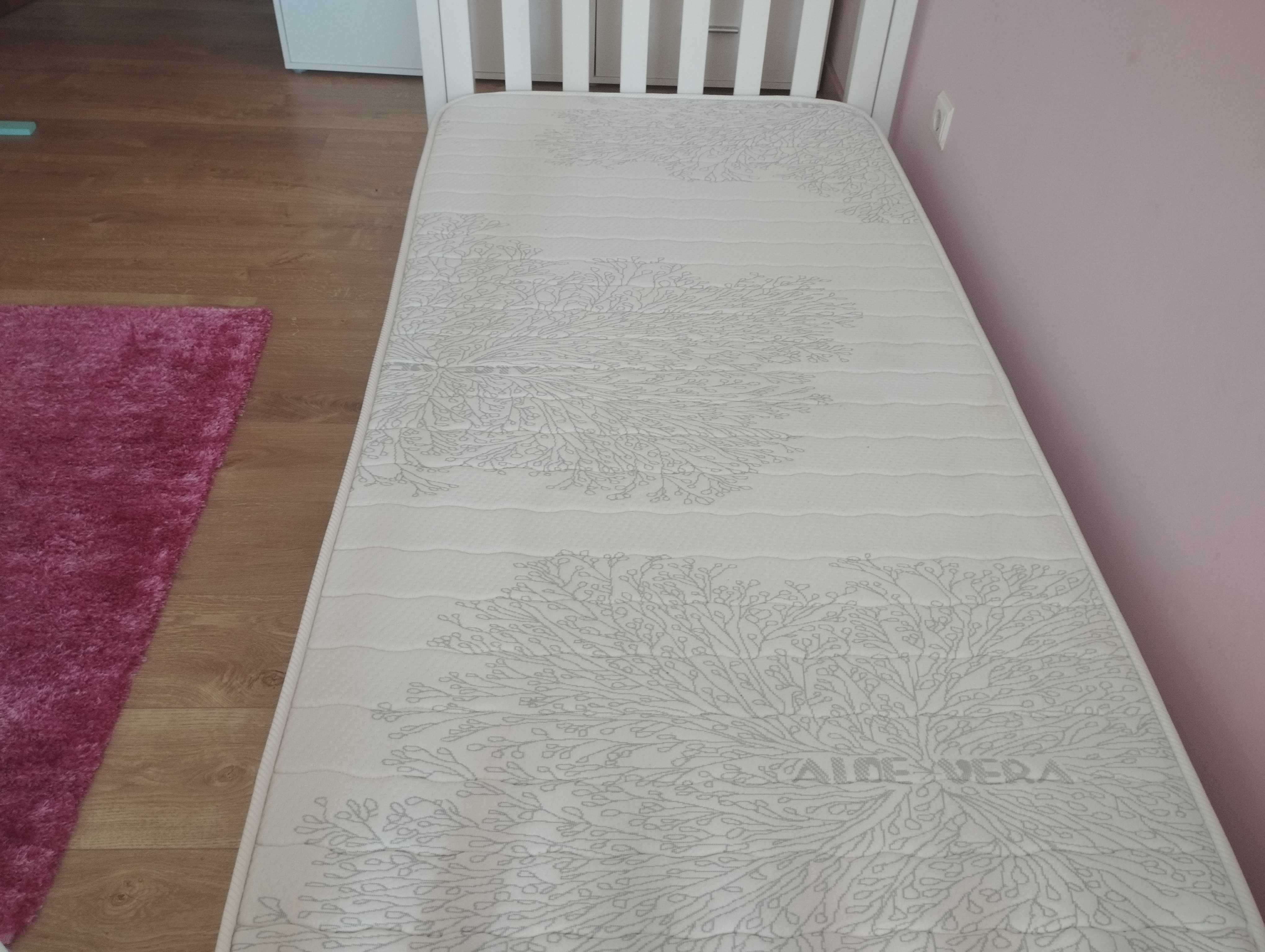 Vendo cama com colchão e grades incluídas
