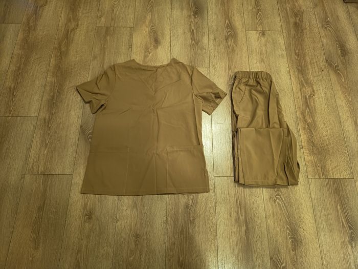 Nowy beżowy mundurek medyczny rozmiar S