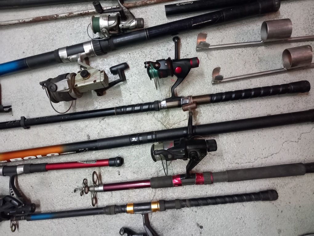 Lote de canas de pesca e acessórios