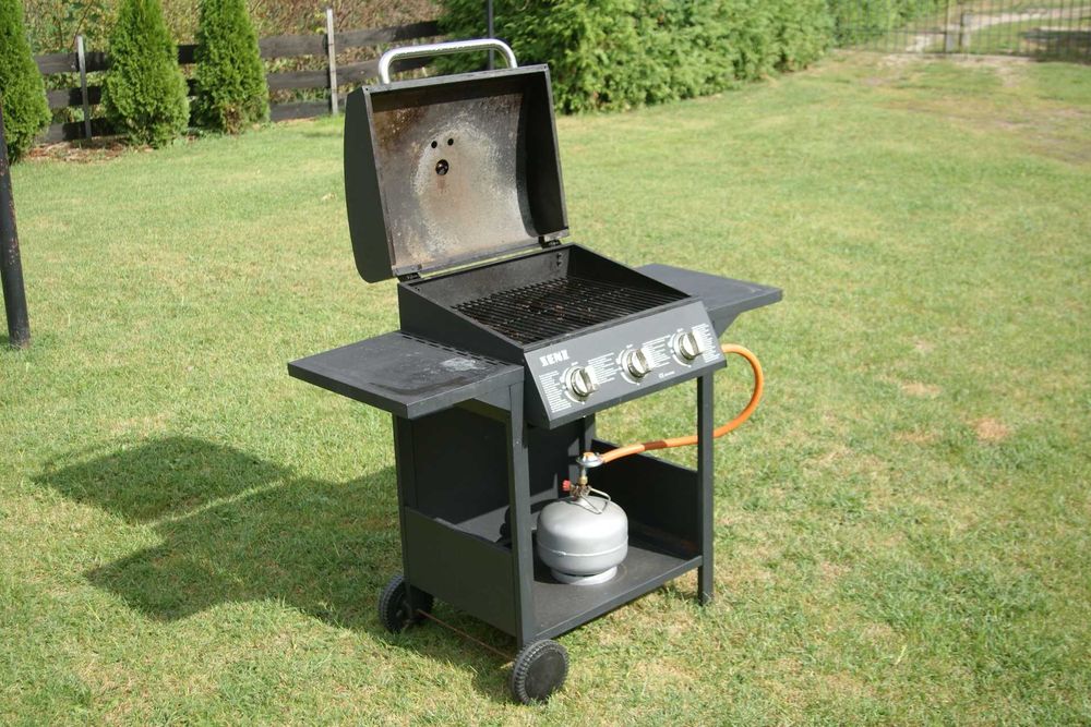 Grill gazowy w dobrym stanie.