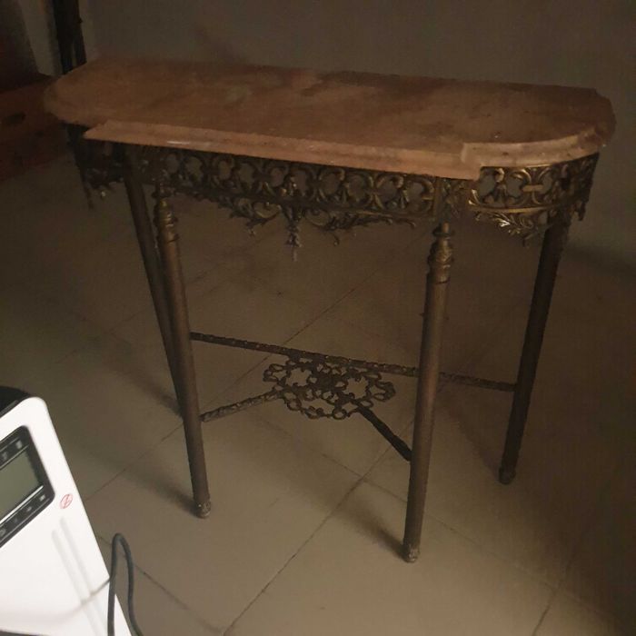 Móvel de entrada-cardência em ferro e pedra