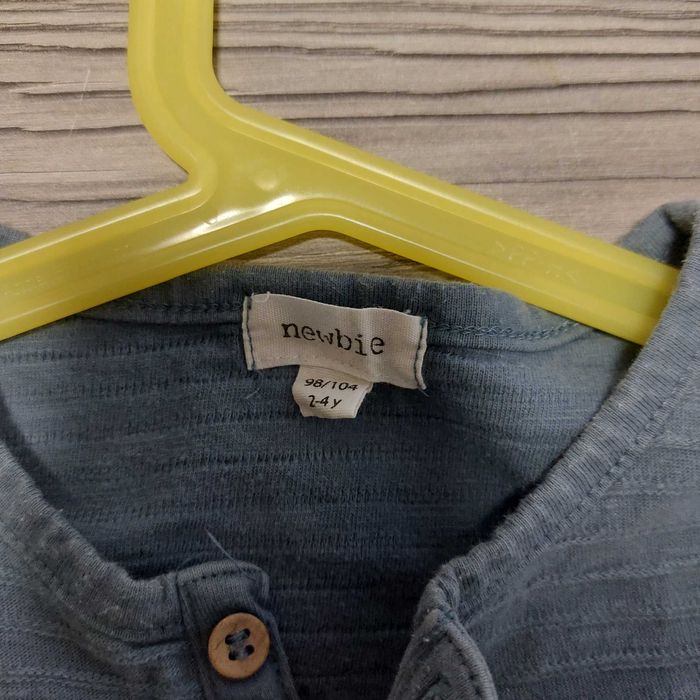 Śliczna koszulka marki Newbie w rozmiarze 98/104.