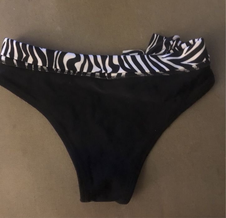 Biquini zebra forrado, cueca com fita e aplique