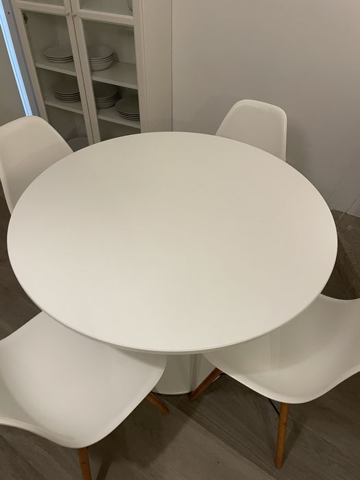 Conjunto de mesa com 6 cadeiras branco