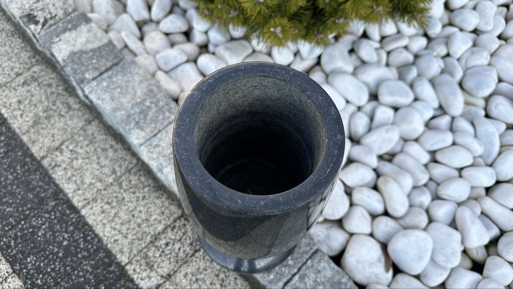 Wazon z czarnego kamienia granitu czarny grób cmentarz