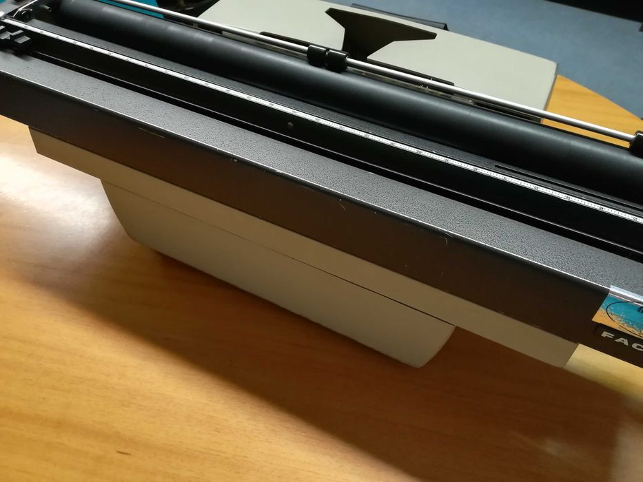 Máquina de escrever a funcionar a 100%