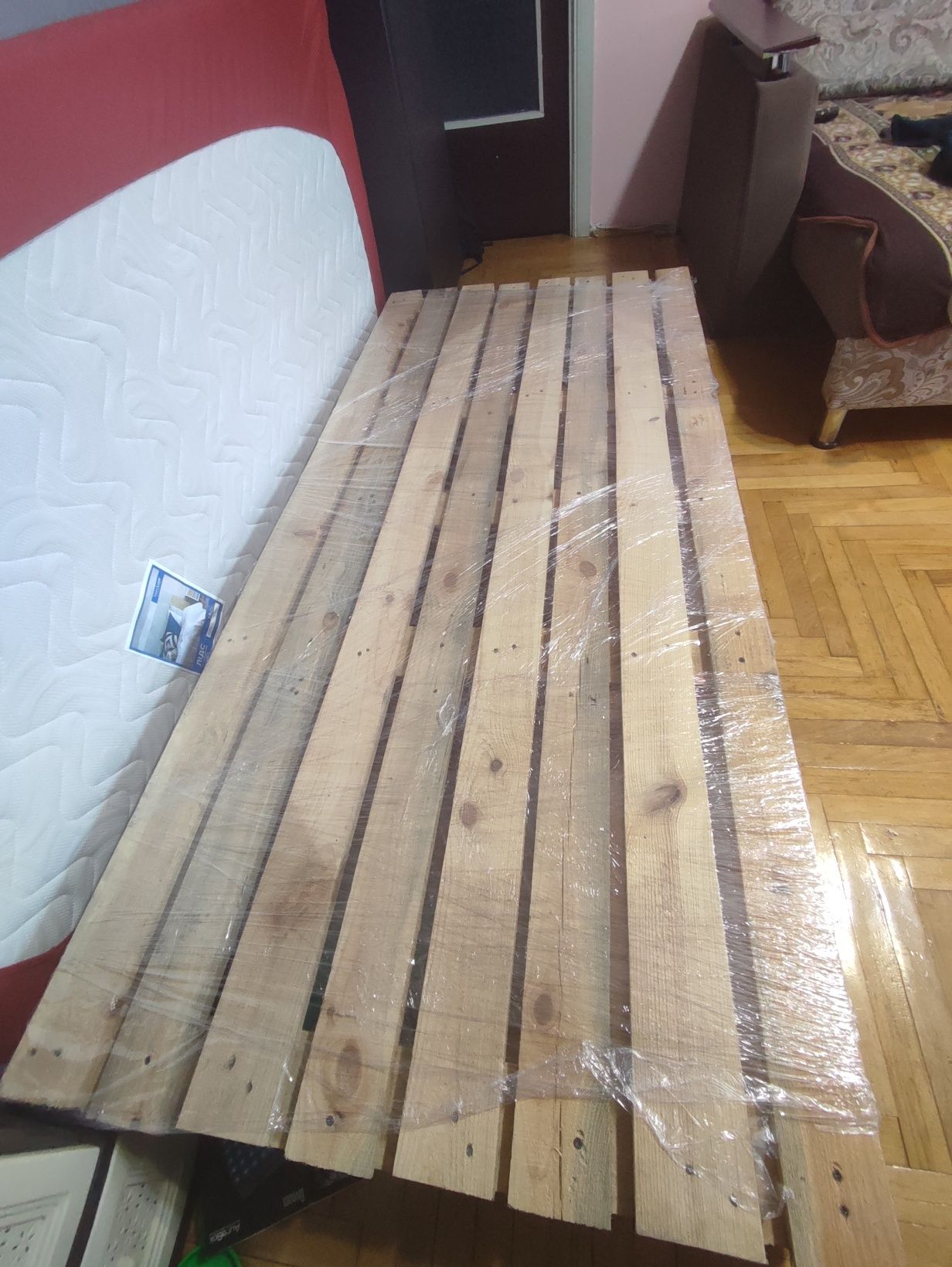 Ліжко з деревяного піддону