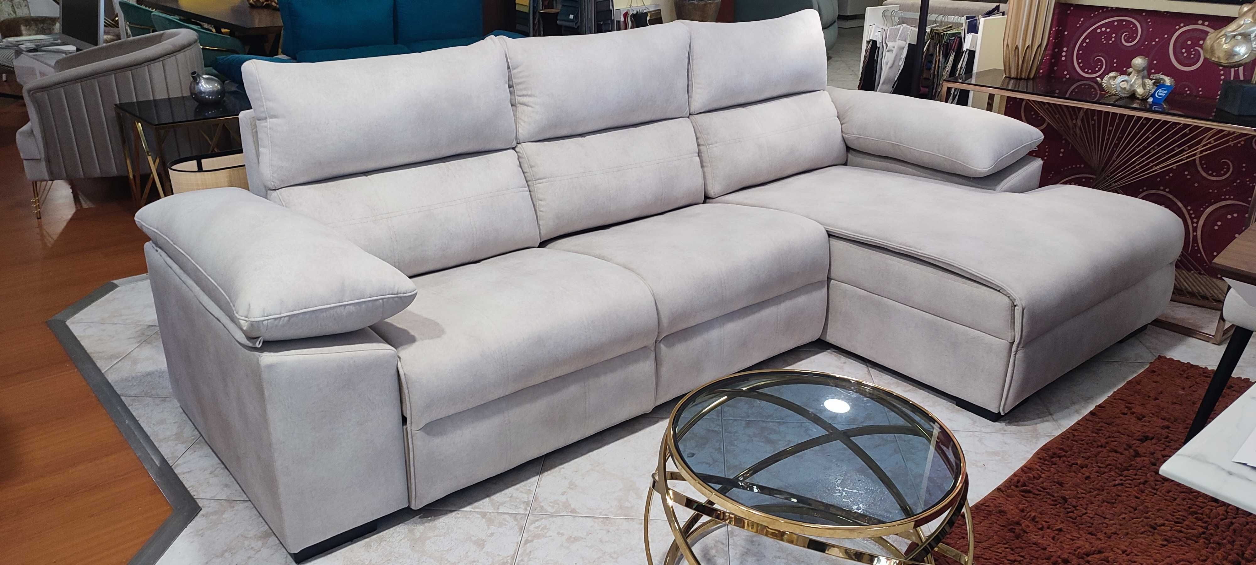 Sofá chaise com baú elevatório + 2 puffs NOVO