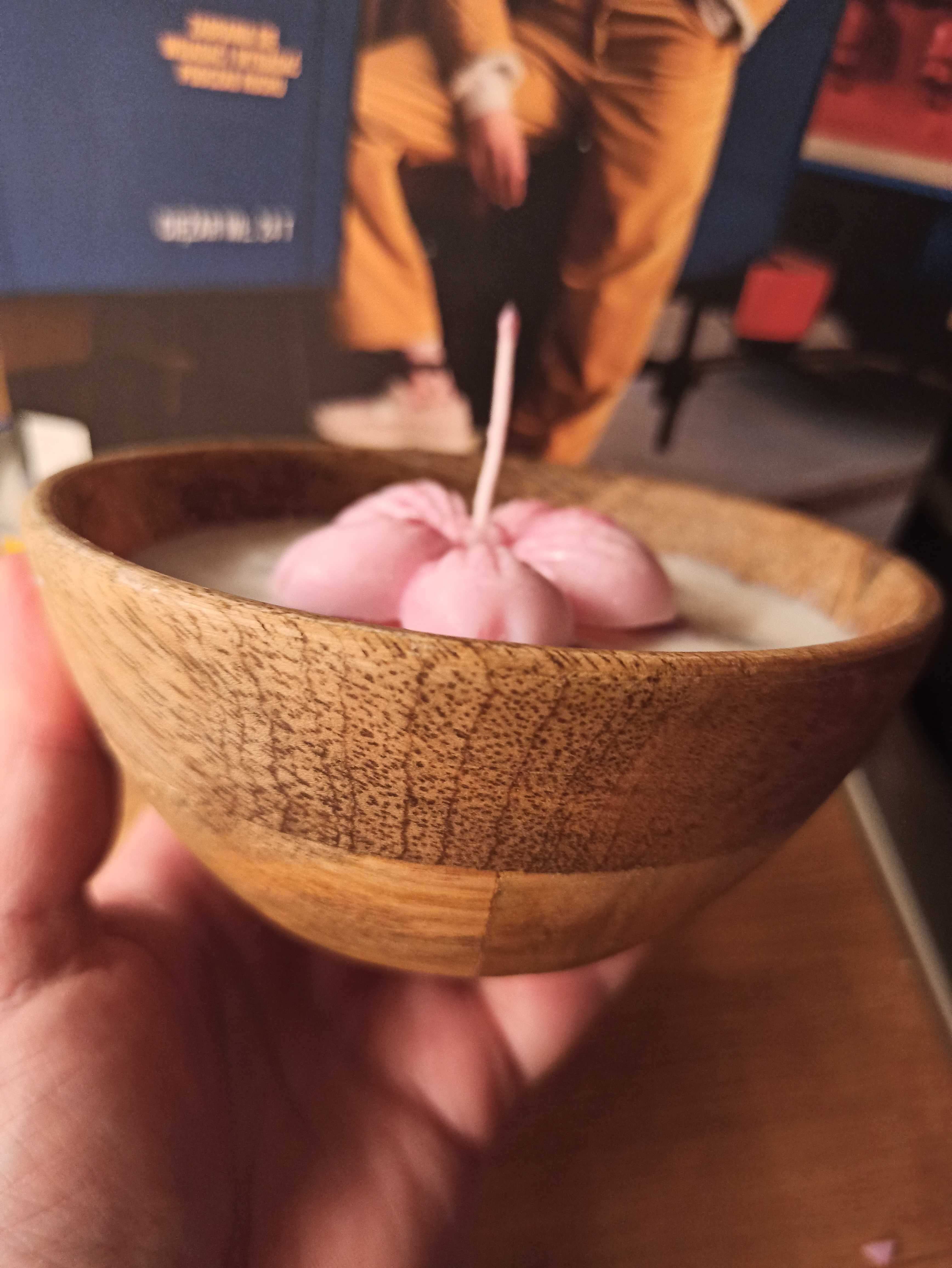 Świeca sojowa handmade w misce z drewna mango z suszonymi różami