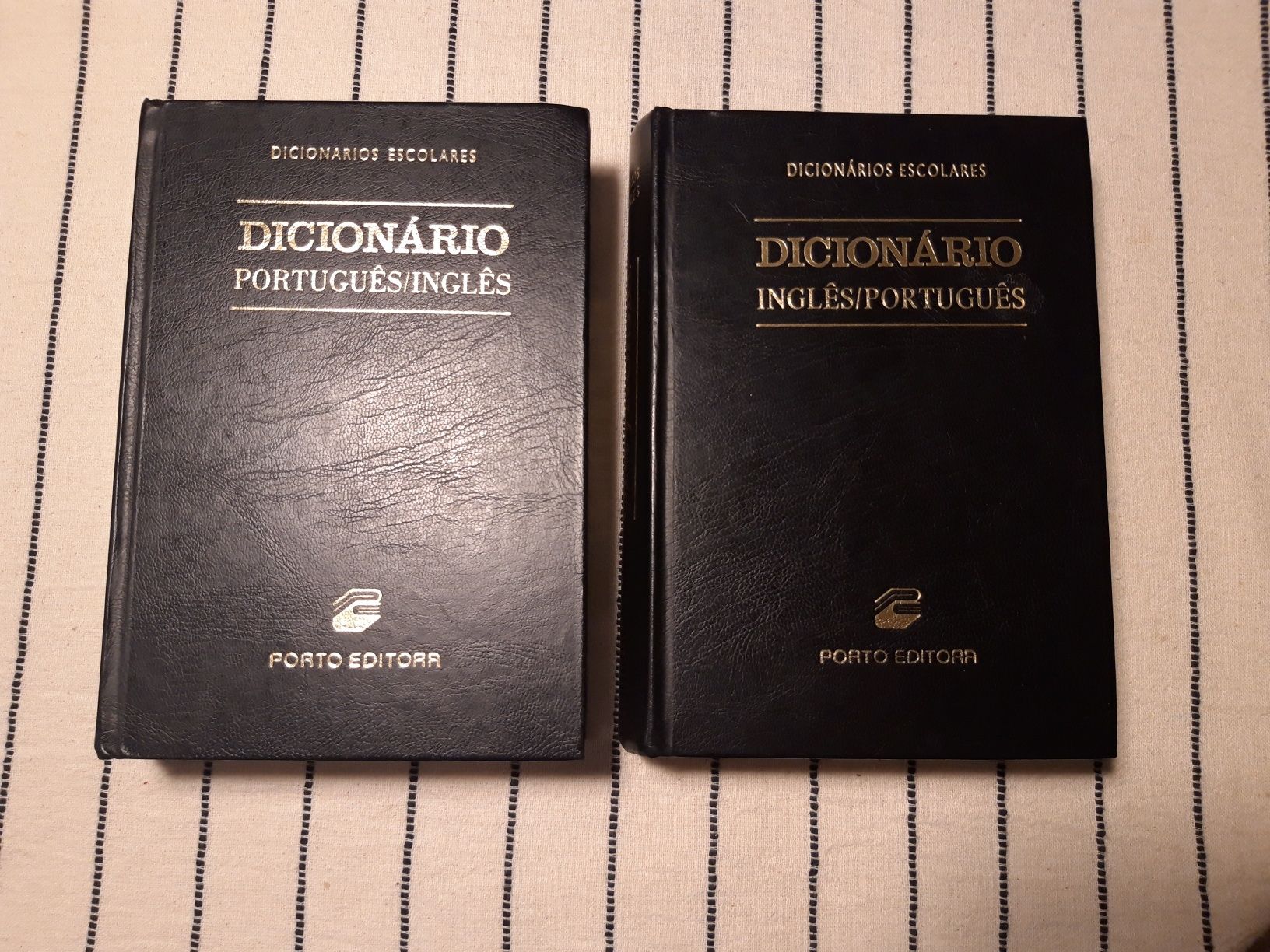 2 dicionários da Porto Editora: português-inglês e inglês-português