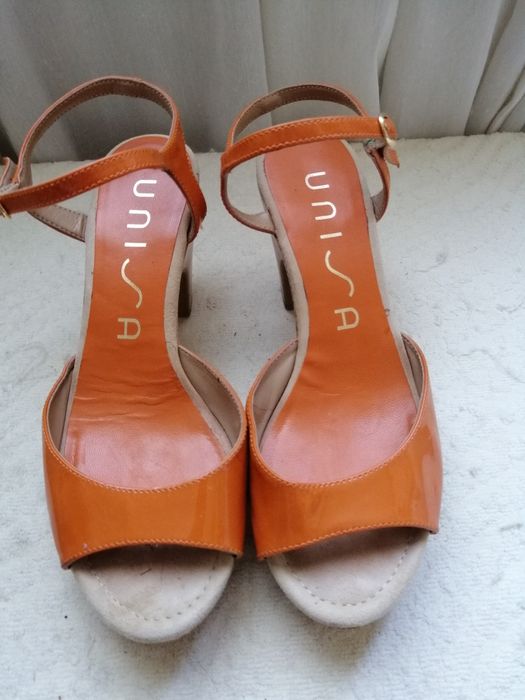 Sandálias de senhora usadas apenas uma vez