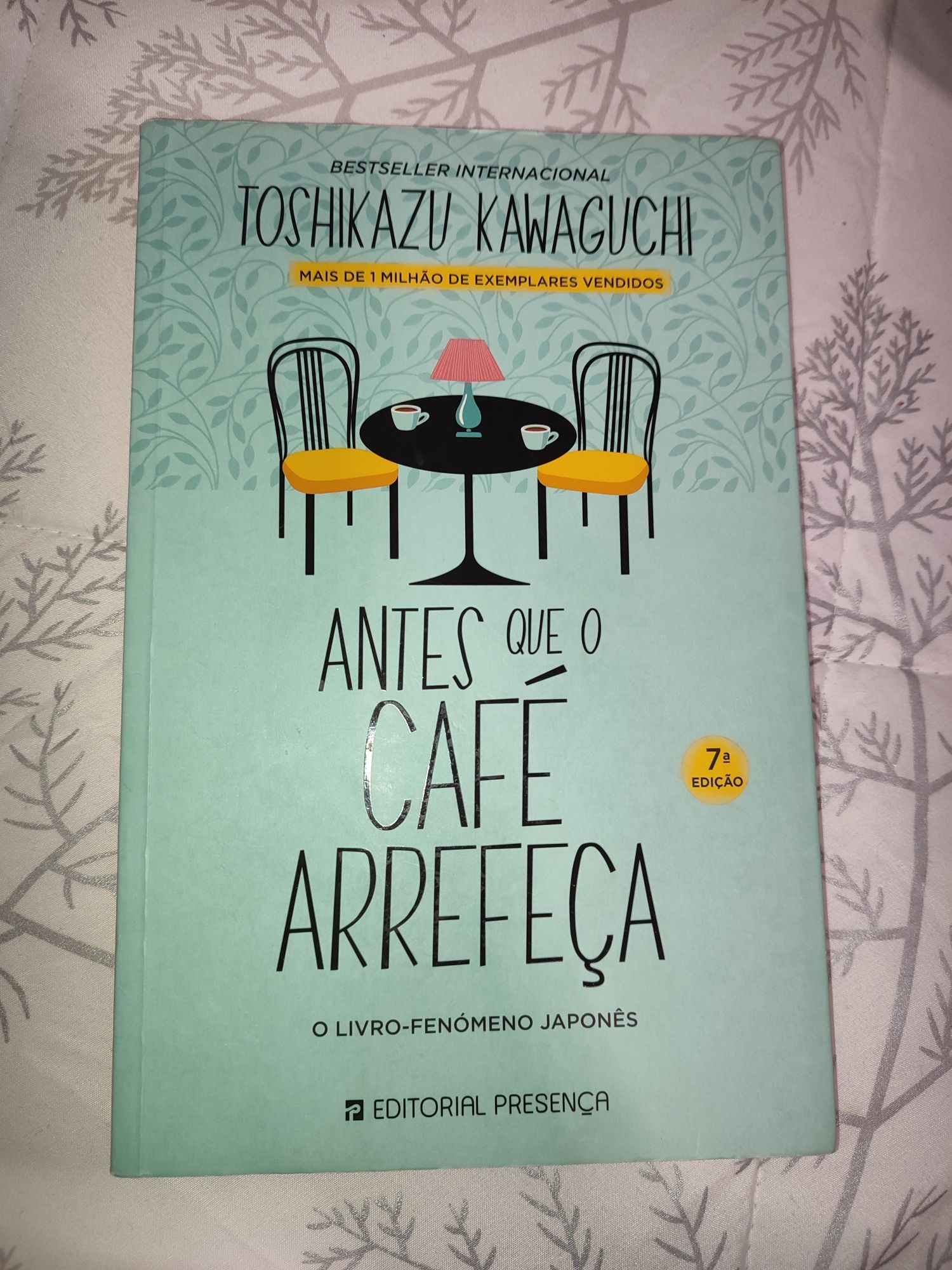 Livro "Antes que o café arrefeça"