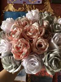букети із троянд з атласної ленти