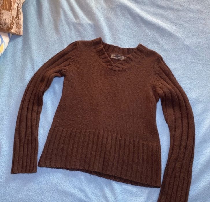 camisola em V de malha castanha escura da Zara.