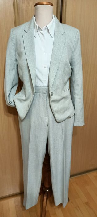 Garnitur damski w kolorze jasnej szarości