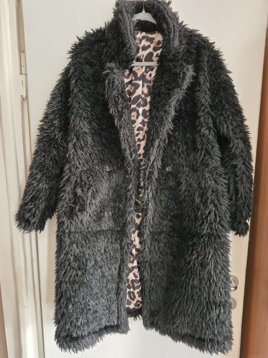 Czarne futerko z dłuższym włosiem