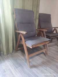 деревянное кресло с мягкой подложкой