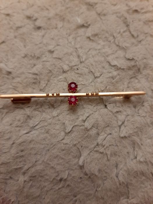 Złota broszka z rubinami