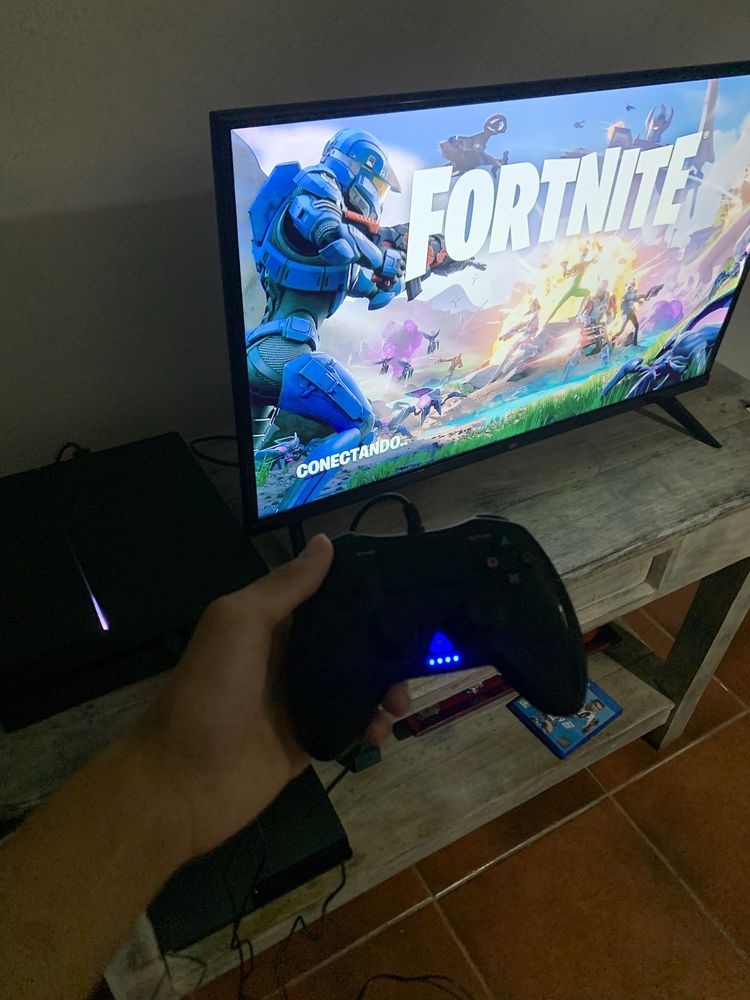 Ps4 Fat 500GB 2 comandos em bom estado