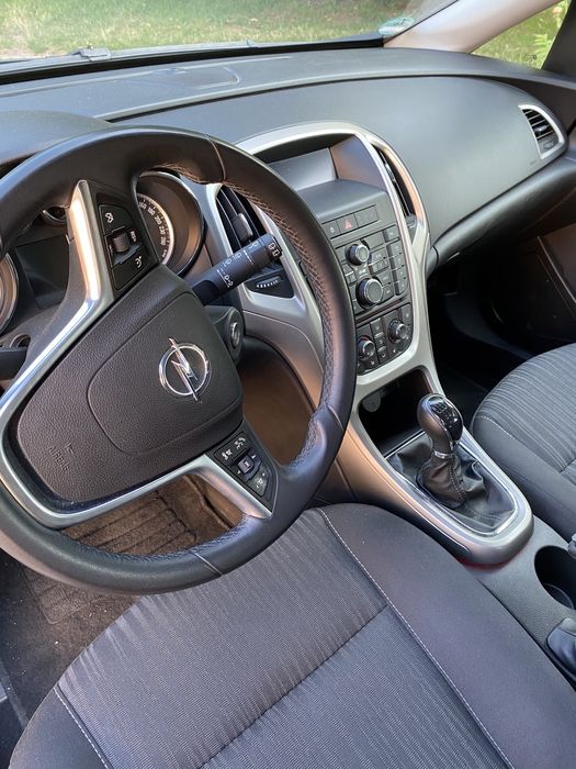 Продам машину авто Opel Astra J.