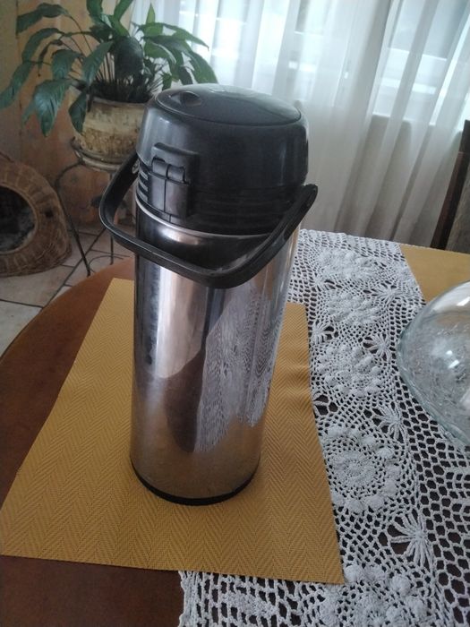 Termos z pompką o pojemności 1,9 l