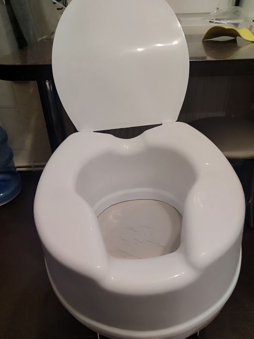 Висока насадка на унітаз з кришкою