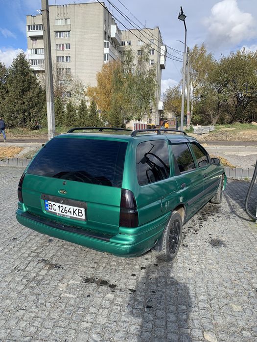 продаж Форд Ескорт