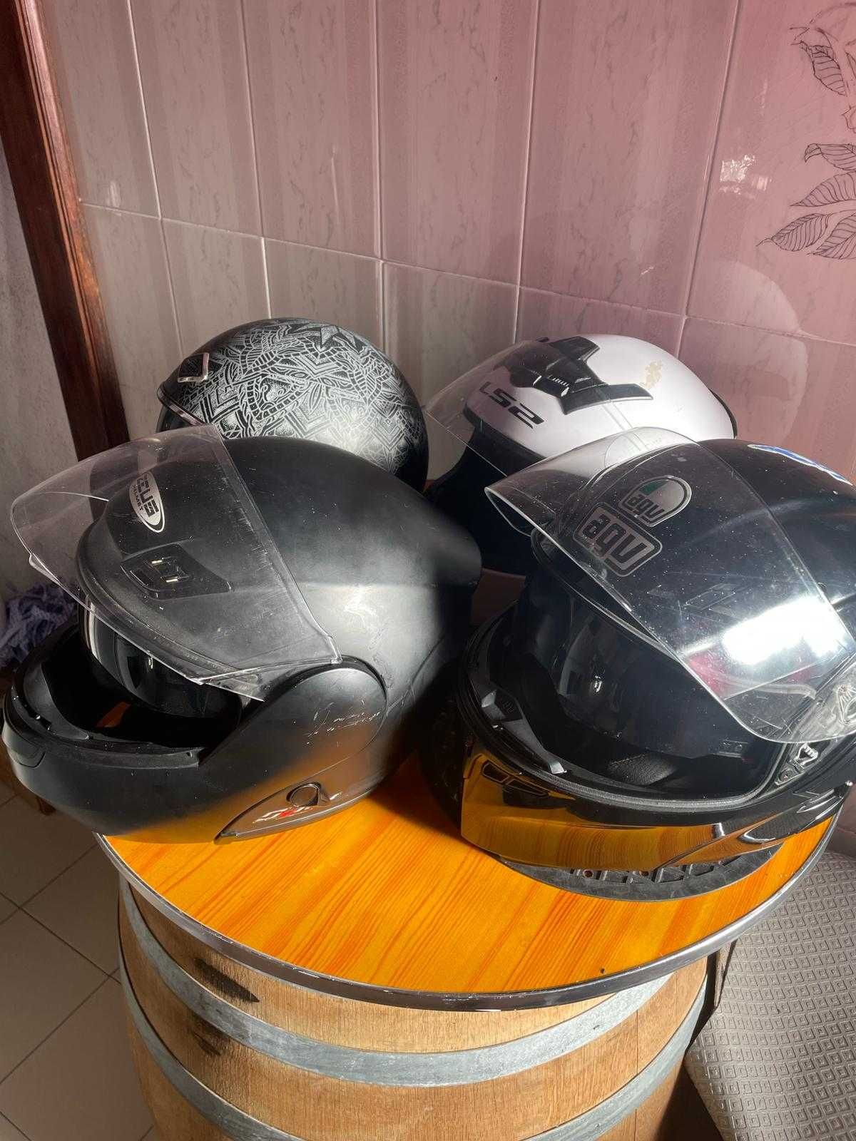 Vendo 4 capacetes, em bom estado!