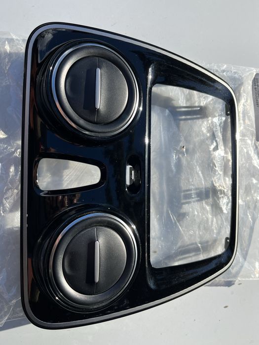 Dacia Sandero II ramka deski KRATKA NAWIEWU ŚRODKOWA