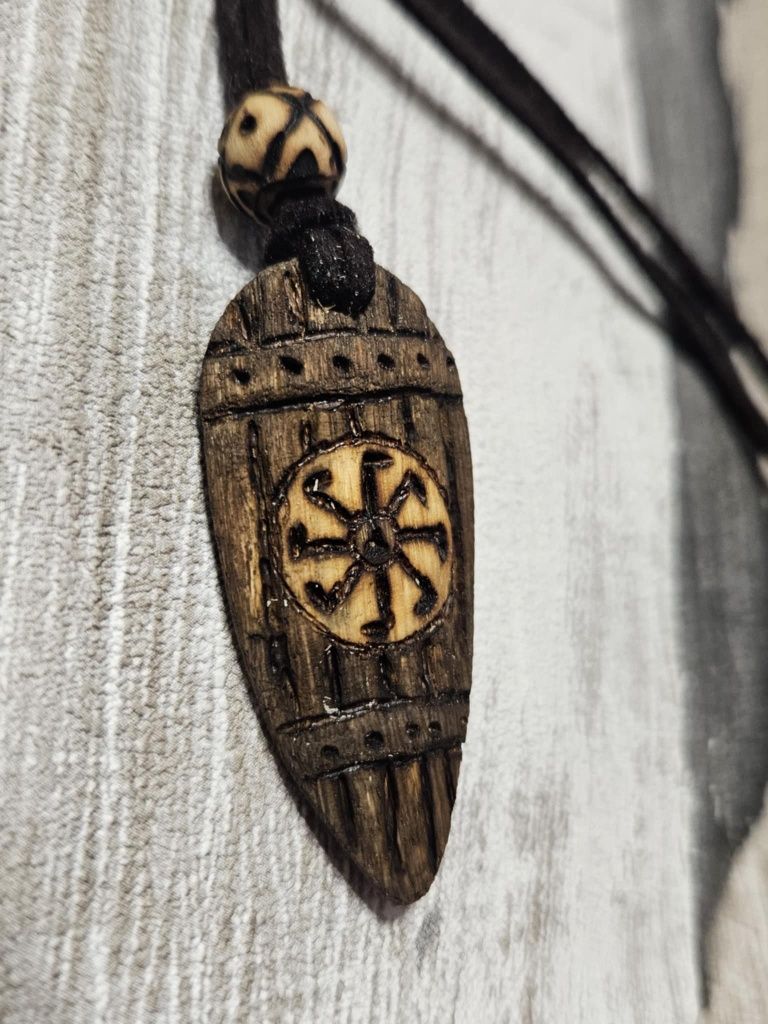 Drewniany wisior słowiański Swarożyc kołowrót tarcza talizman amulet