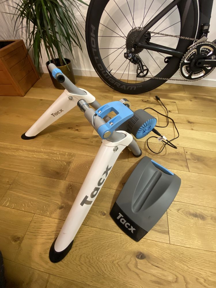 Trenażer Tacx Flow Smart + Podstawka + Opona