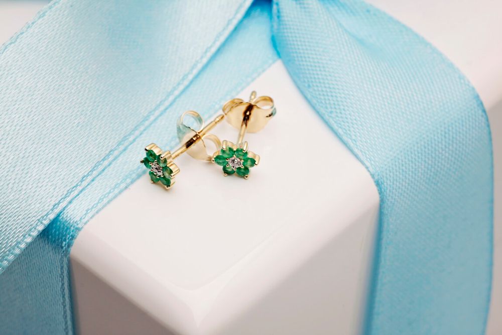 złote kolczyki staviori z diamentem