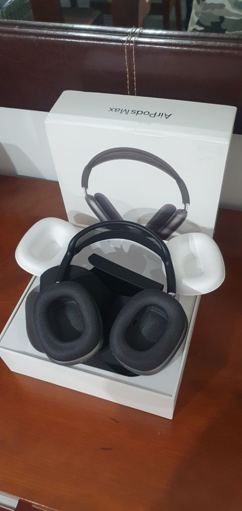 Airpods Max Space cinza com a banda em preto.