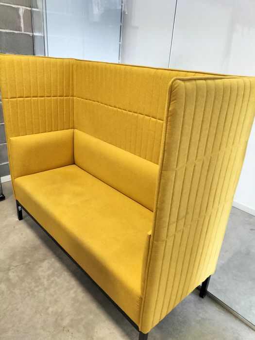 1 sofá amarelo + 1 sofá verde