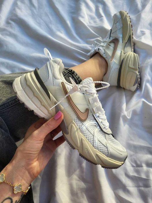 Жіночі кросівки Nike V2K Runtekk бежевий з білим 784 СУПЕР ТОП