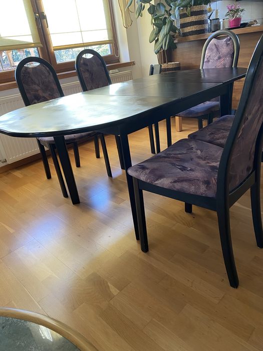 Stół rozkładany i 5 krzeseł kolor czarny.