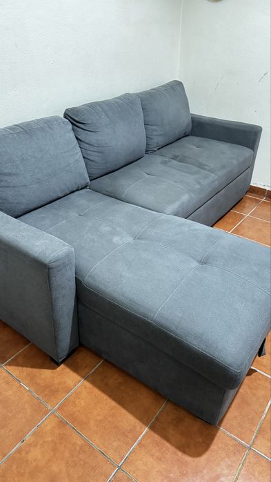 Sofá chaise longue reversível com cama e baú