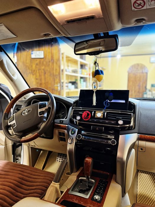 Toyota Land Cruiser 200 • 2013 • 4.5 V8 Diesel • 70th Anniversary