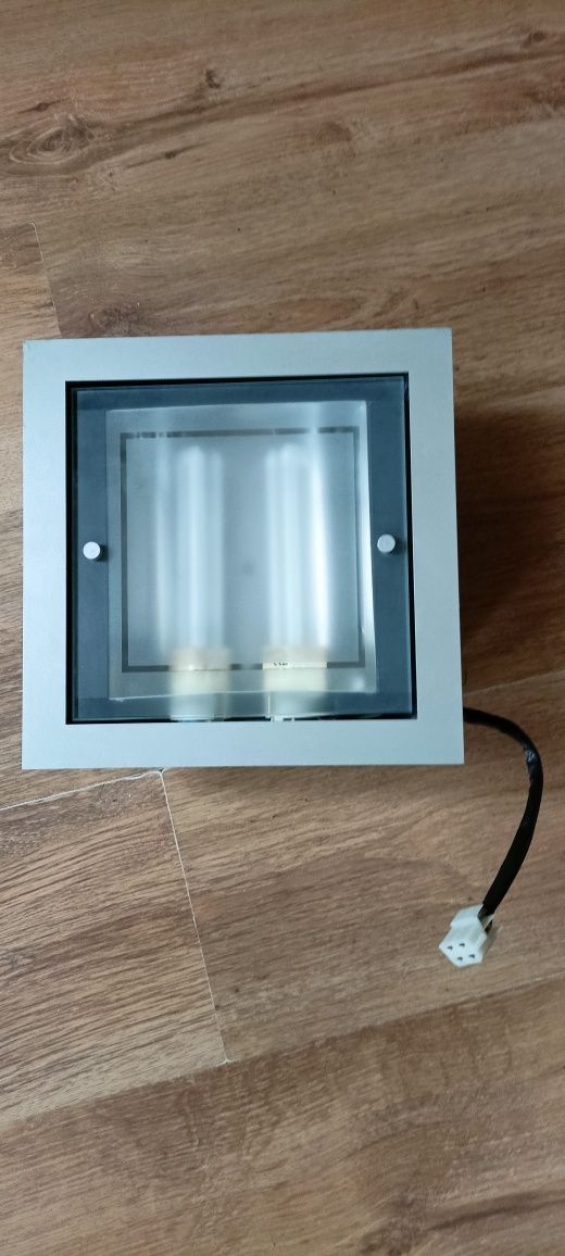 Lampy sufitowe wpuszczane w kolorze srebrnym - 8 sztuk.